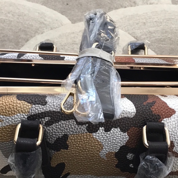 Camouflage Purse with detachable strap - Picture 7 of 8